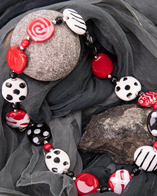 Halskette Kazuri-Keramik schwarz-weiß-rot